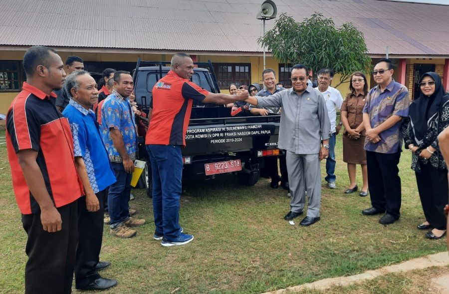 Sulaeman Serahkan Mobil Pickup untuk SMK Tanah Miring